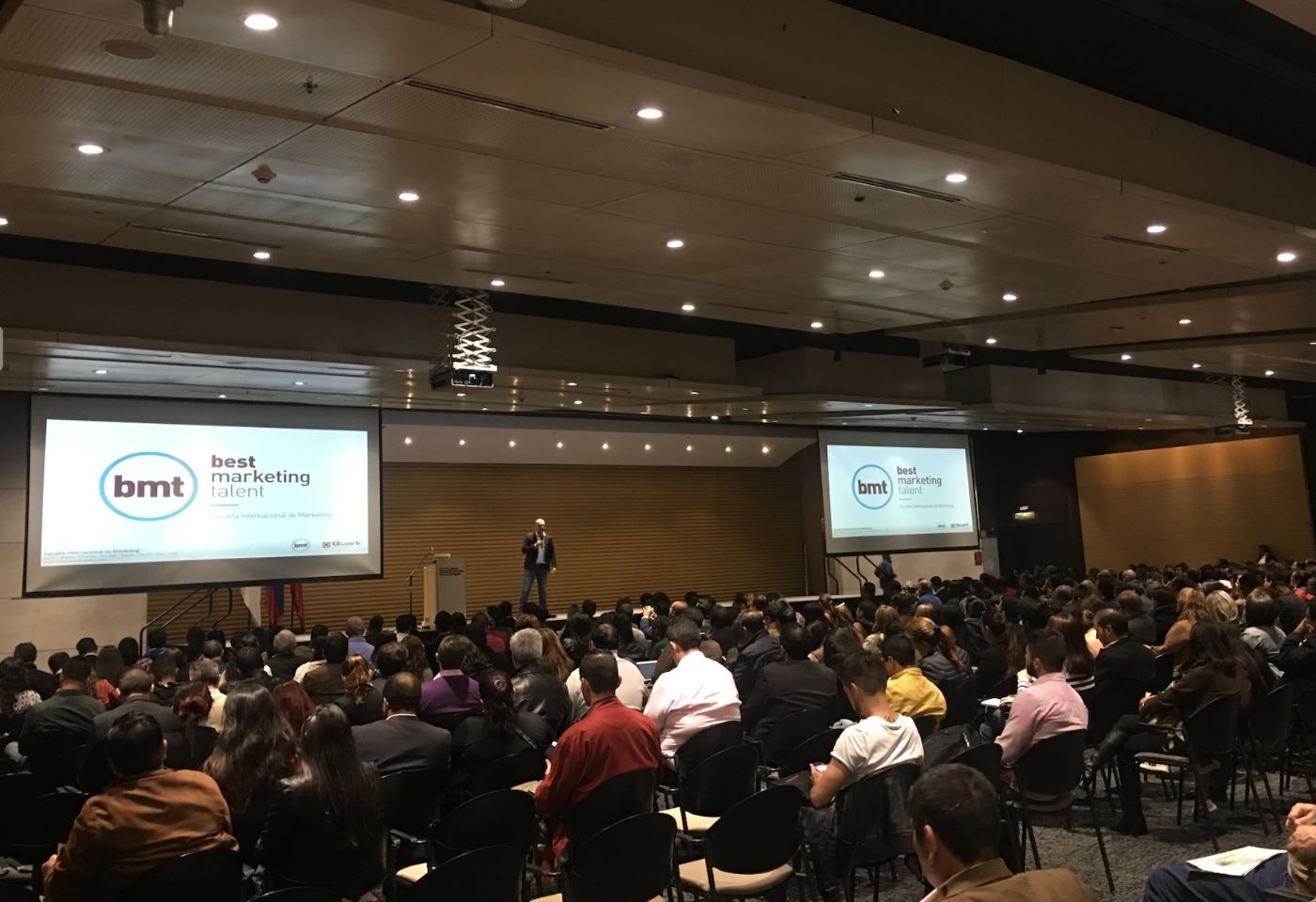 Conferencia de bmt ante un auditorio lleno en Bogotá
