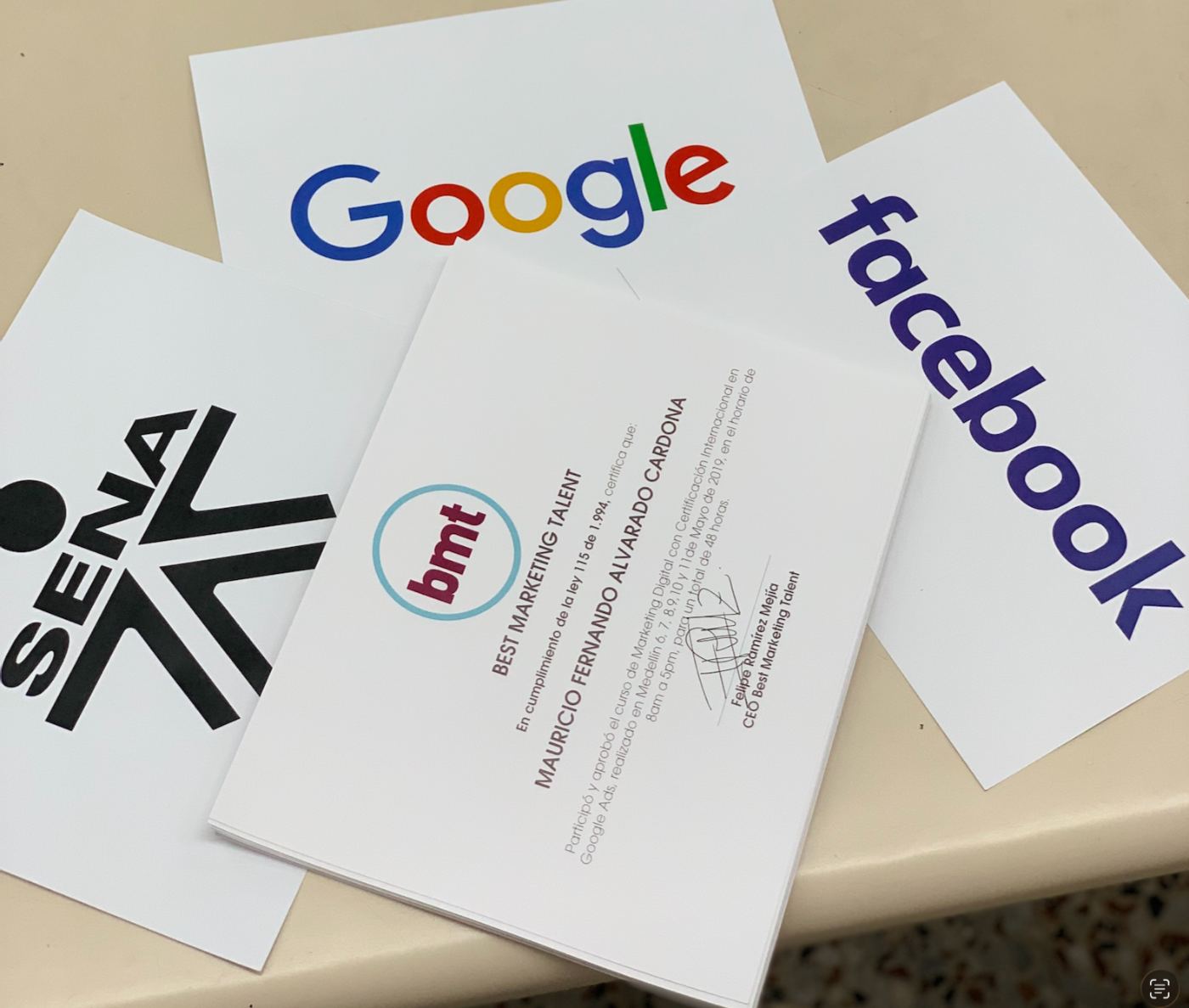 Certificados de bmt junto a los logos de Google, Facebook y SENA