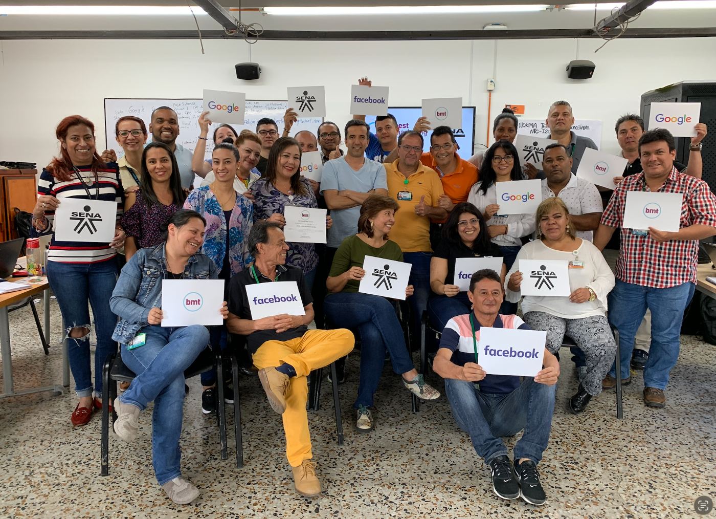 Equipo comercial certificado por bmt junto a Google, Facebook y SENA en Colombia